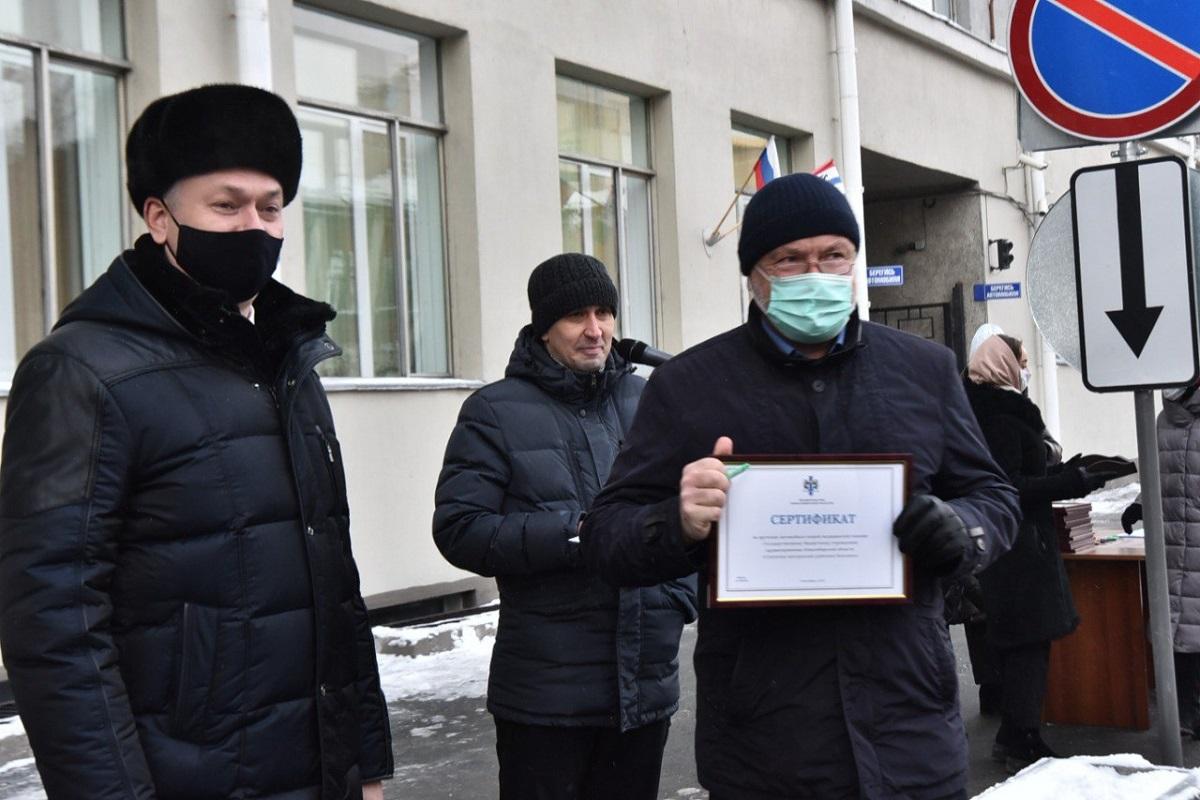 Фото Губернатор Андрей Травников вручил медикам ключи от автомобилей скорой помощи 2